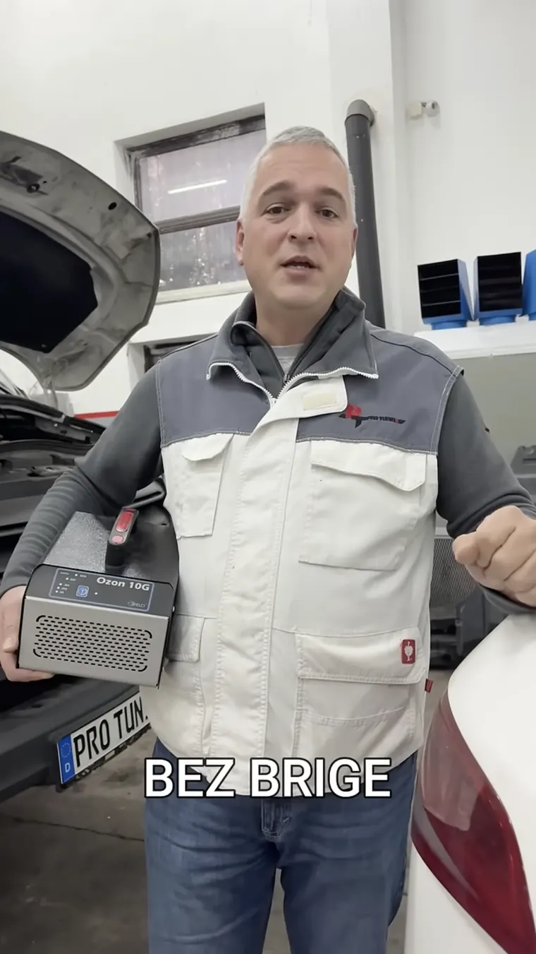 Majstor Pro Tuning servisa sa ozonskim generatorom za jonizaciju i dezinfekciju auto klime